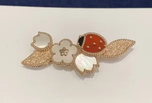 四叶草白贝母手串——天然宝石饰品，提升佩戴者气质的必备佳品，时尚流行搭配指南！