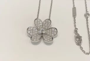 四叶草五花手链热销款：独特设计寓意好运，SEO优化标题抢眼推荐！