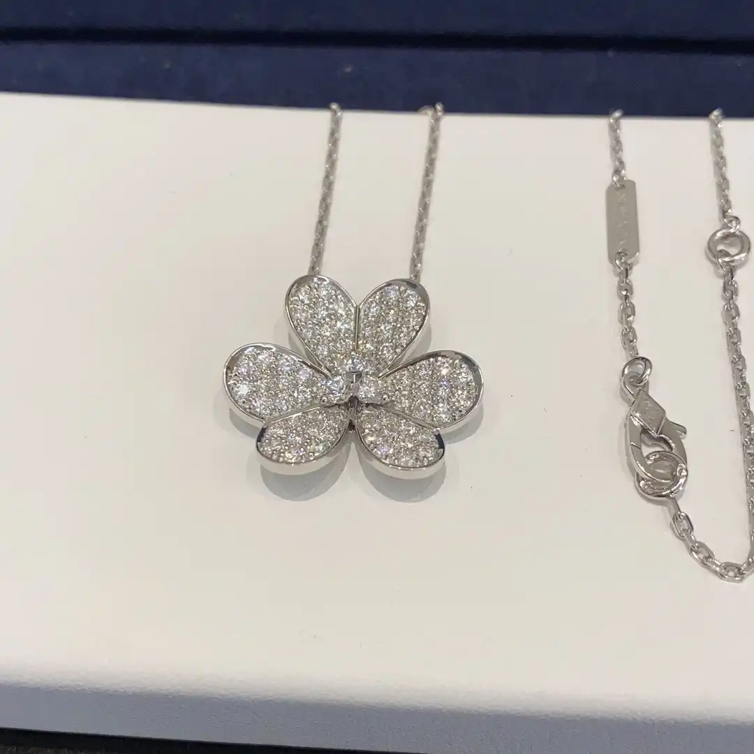 四叶草白贝母手串定制图片展示