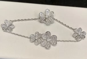 四叶草三花吊坠：独特设计珠宝，寓意美好，SEO优化标题推荐