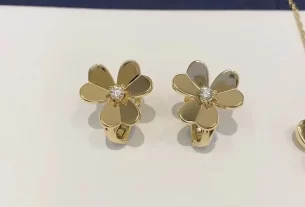 四叶草爱心项链：寓意美好，时尚百搭的珠宝饰品选购指南