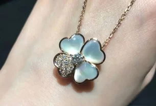 四叶草白贝母手串：天然宝石养生饰品，独特设计魅力四溢，热销爆款推荐！