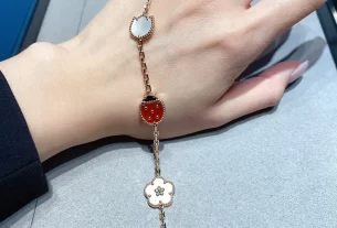 四叶草爱心项链：独特设计款，寓意美好，时尚潮流饰品选购指南