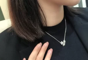 四叶草三花吊坠热销款式：寓意美好，时尚百搭的首饰推荐！