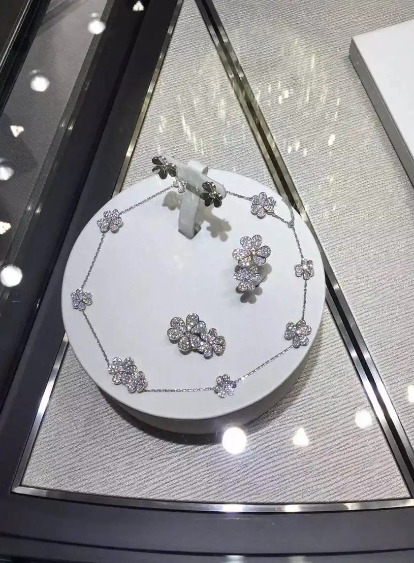 四叶草白贝母手串——天然养生饰品， Etsy热销手链选购指南！