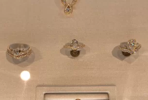 四叶草爱心项链：寓意吉祥的时尚饰品，轻松打造个性魅力搭配！