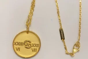 四叶草三花吊坠：独特设计宝石饰品，时尚潮流必备单品