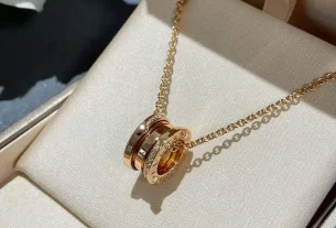 四叶草爱心项链：独特设计款式，浪漫饰品推荐，让你的爱意更加璀璨