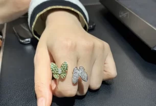 四叶草白贝母手串——天然宝石佩戴首选，时尚养生两不误！