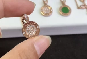 四叶草爱心项链：时尚潮流饰品，寻找幸运与爱的象征！