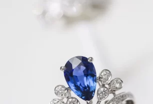 四叶草爱心项链：独特设计情侣款，寓意爱情永恒，热销爆款推荐！