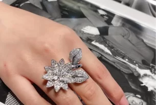 四叶草白贝母手串热销推荐：天然美饰，佩戴指南与保养技巧全解析