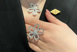 四叶草白贝母手串——天然美玉饰品，养生保健必备，轻松打造时尚气质！SEO优化标题