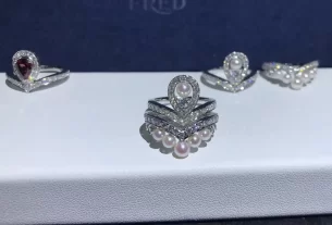 四叶草白贝母手串热销款式：天然养生宝石手链，带你探寻幸运与美丽！SEO优化标题