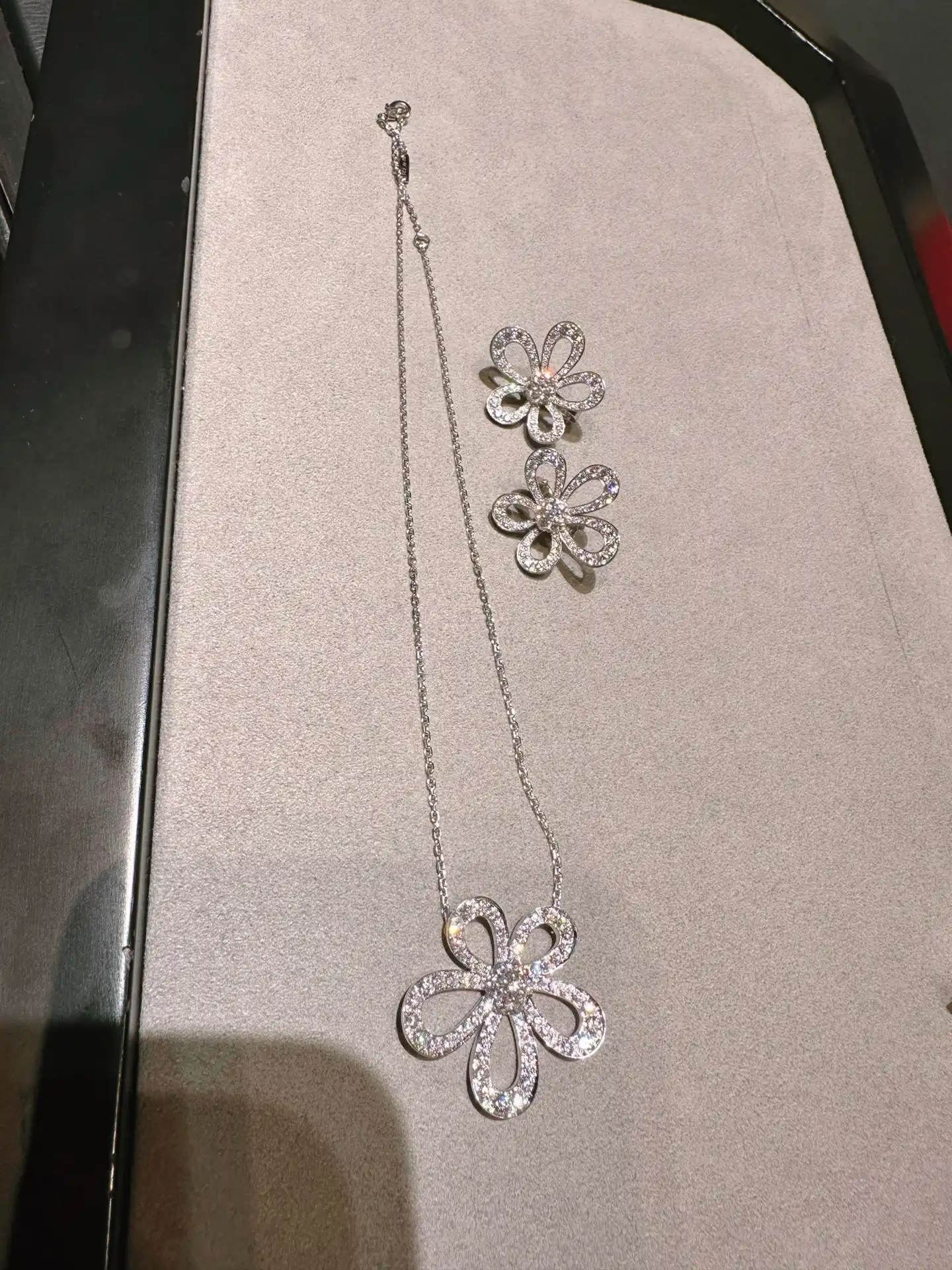 四叶草白贝母手串定制图片展示