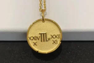 四叶草白贝母手串——天然宝石饰品，寓意吉祥，提升佩戴者气质的SEO优化标题